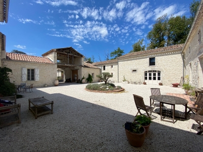 Prestigious domain perfectly restored with barns and 10 stables, paddock on 18 ha