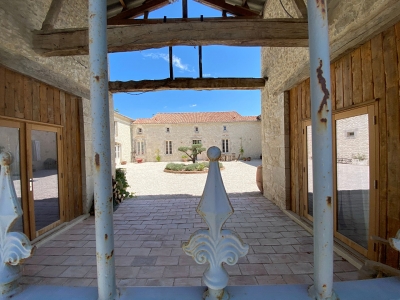 Prestigious domain perfectly restored with barns and 10 stables, paddock on 18 ha