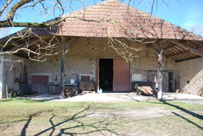Ancien corps de ferme avec grange en bordure du Lot