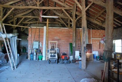 Ancien corps de ferme avec grange en bordure du Lot