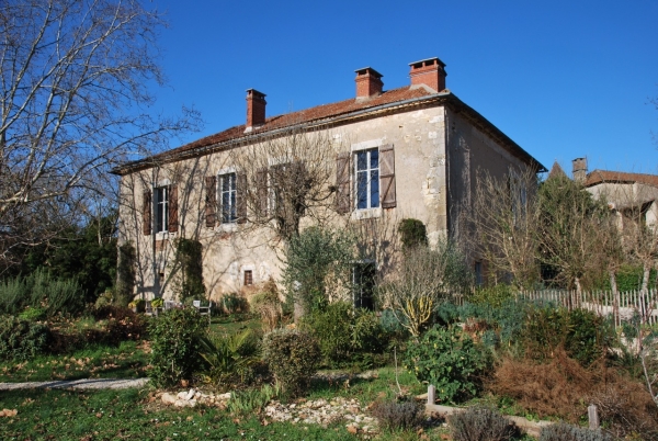Authentique maison de village en pierre avec grange