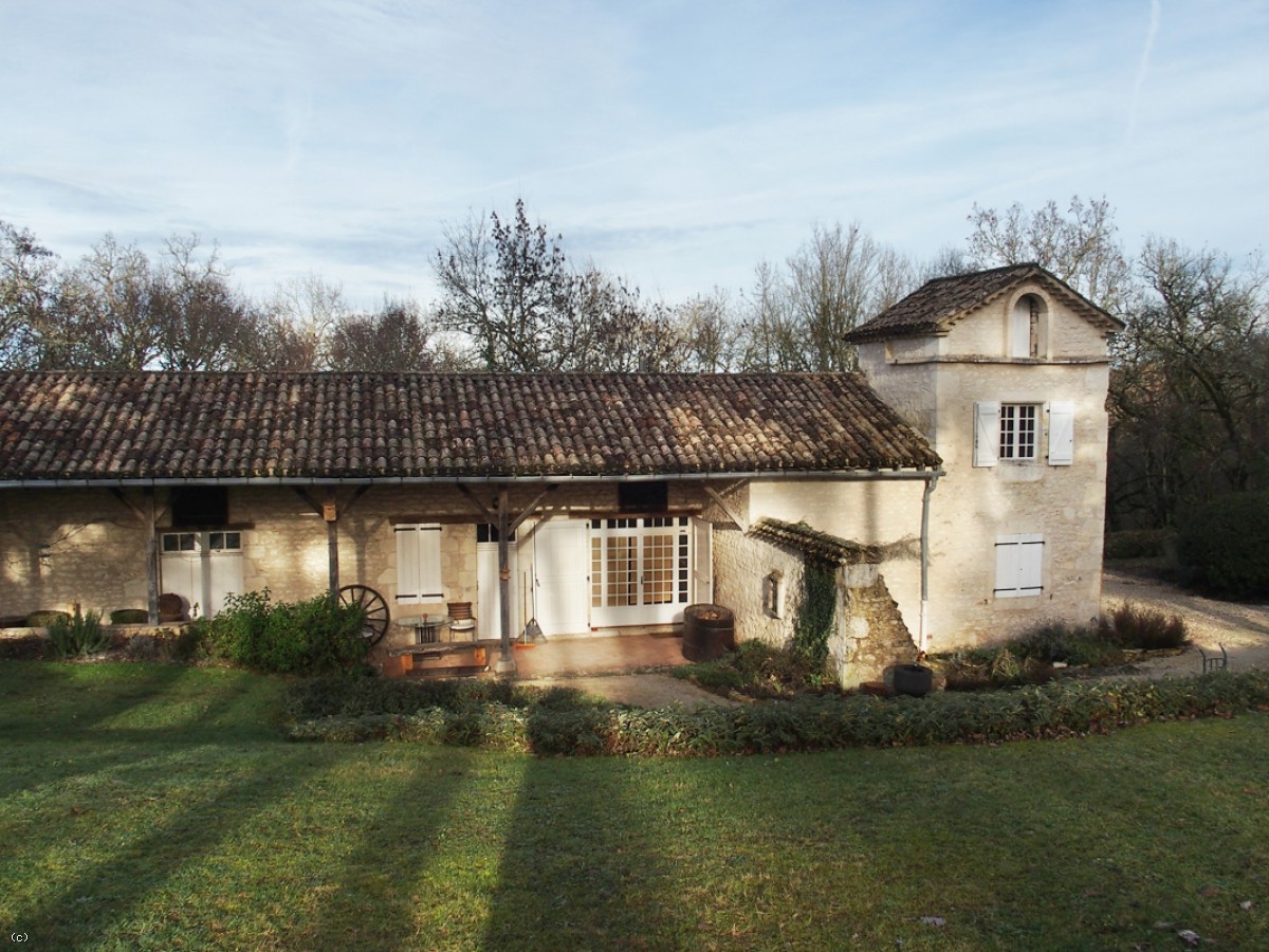 Beautiful country house with a guesthouse and wonderful views in pretty park, 8 ha