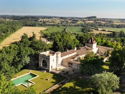 Exceptional property: Fortified manor house with guest house, caretaker's house and 67 ha